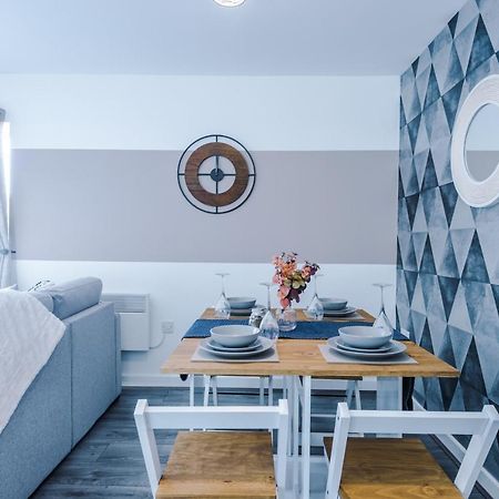 Stunning 2 Bed Apt By Greenstay Serviced Accommodation - Located In Formby Village - Perfect For Short & Long Stays - Couples, Friends & Families & Business Travellers All Welcome - Dog Friendly - 7 Exterior photo