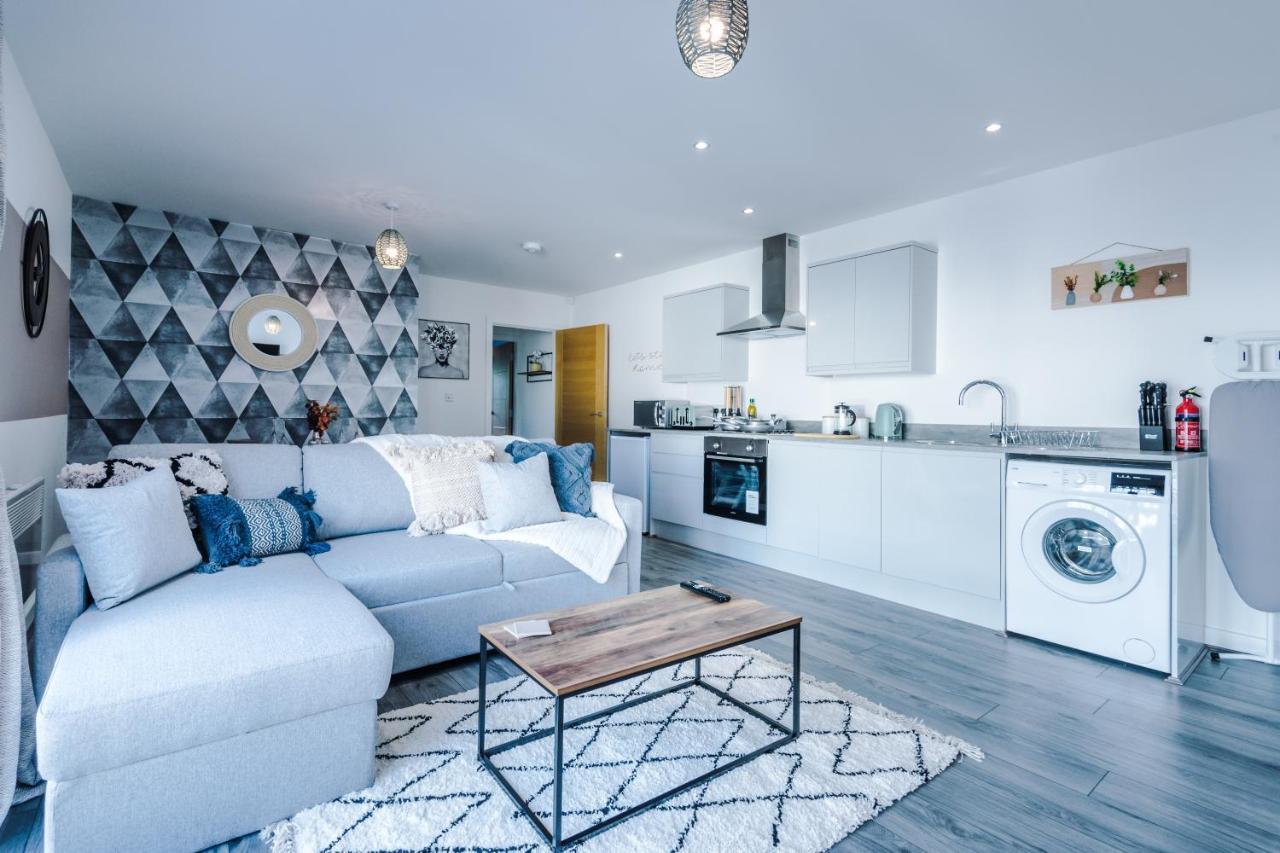 Stunning 2 Bed Apt By Greenstay Serviced Accommodation - Located In Formby Village - Perfect For Short & Long Stays - Couples, Friends & Families & Business Travellers All Welcome - Dog Friendly - 7 Exterior photo
