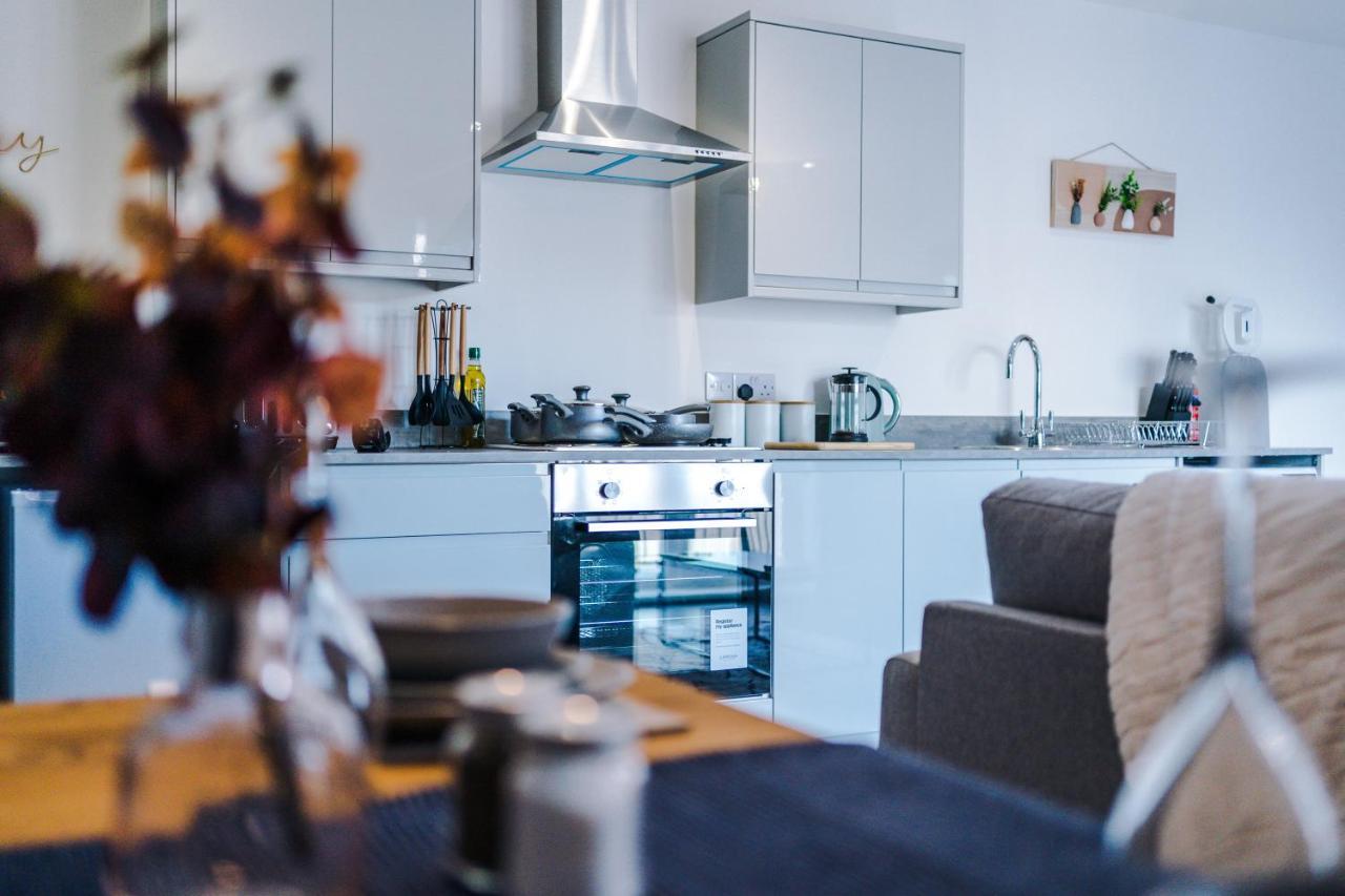 Stunning 2 Bed Apt By Greenstay Serviced Accommodation - Located In Formby Village - Perfect For Short & Long Stays - Couples, Friends & Families & Business Travellers All Welcome - Dog Friendly - 7 Exterior photo